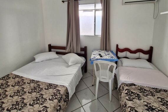 Quarto com uma cama de casal e uma cama de solteiro