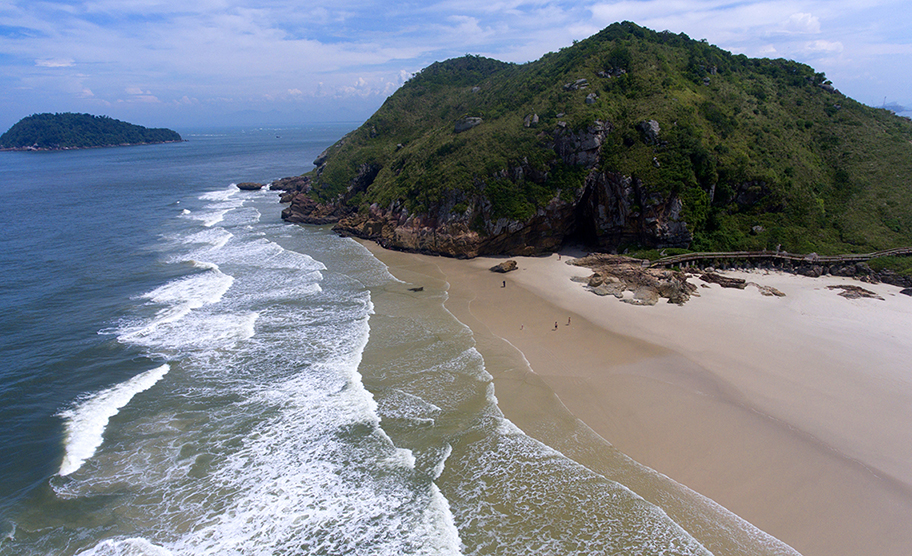 Barcos de pesca ancorados próximos à areia na Praia da Boia, Ilha do Mel, Paraná.