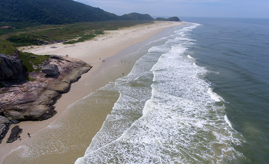 Vista aérea da Praia das Encantadas e da Gruta das Encantadas na Ilha do Mel, Paraná.