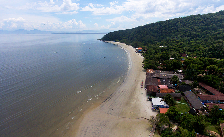 Vista aérea da Ilha do Mel, mostrando a vila, o píer e as praias que cercam a ilha.